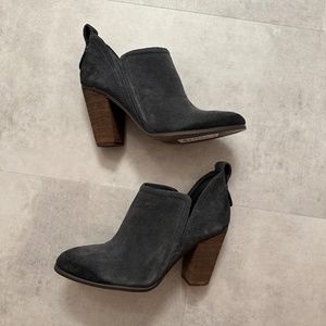 Vince Camuto block heel Gray suede leather ankle boots, size 9 1/2 with tags